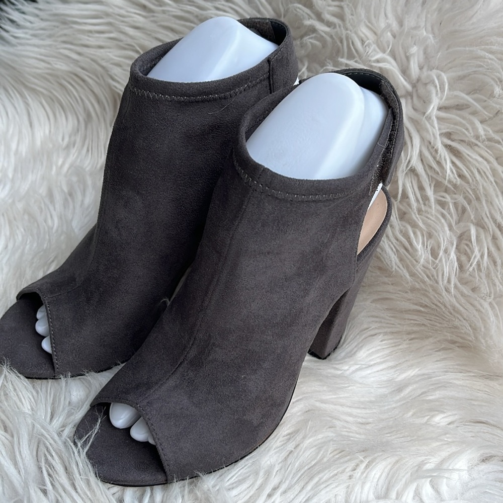ALDO Aressa Suede Peep Toe Bootie Gray Open Back Ankle Wrap Chunk Heel Shoe SZ:7